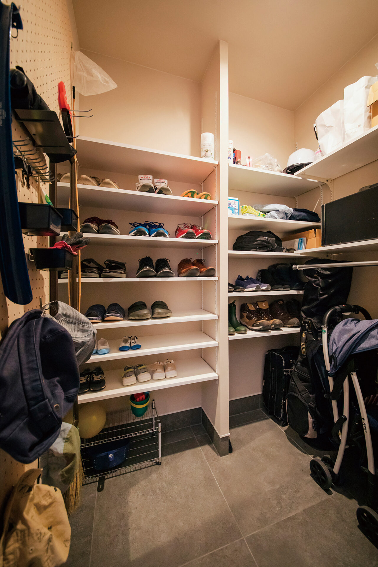 土間のようにつながるシューズクローゼット