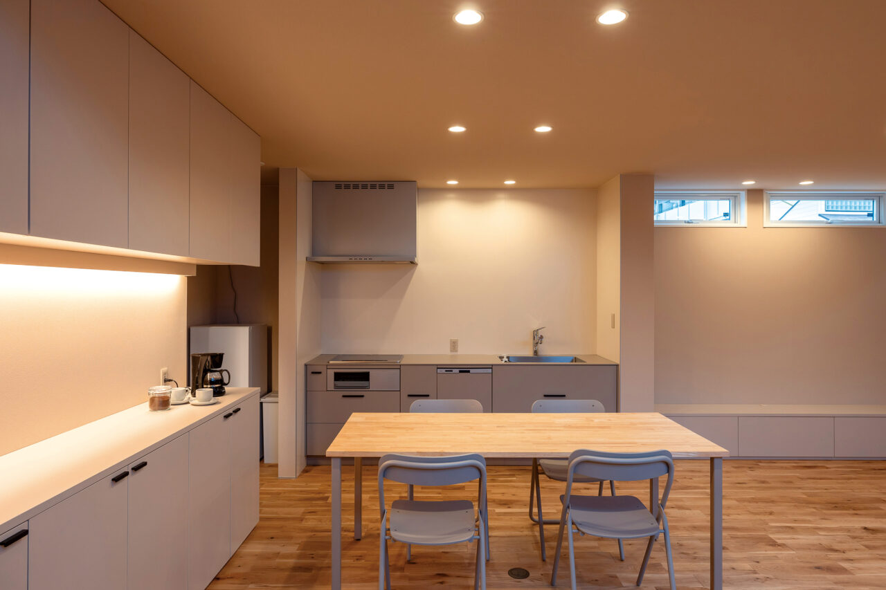 グレージュに統一したキッチンまわり