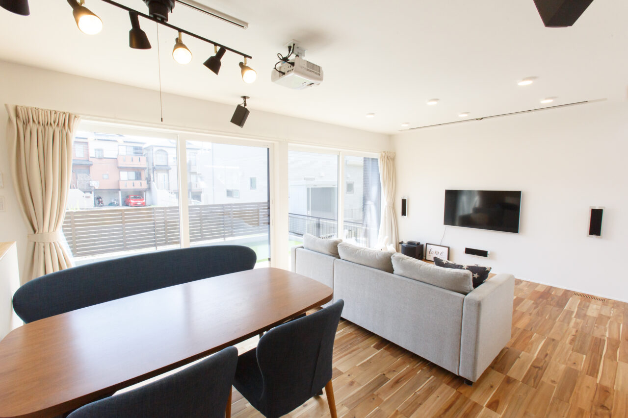 家族で映画を楽しむ家