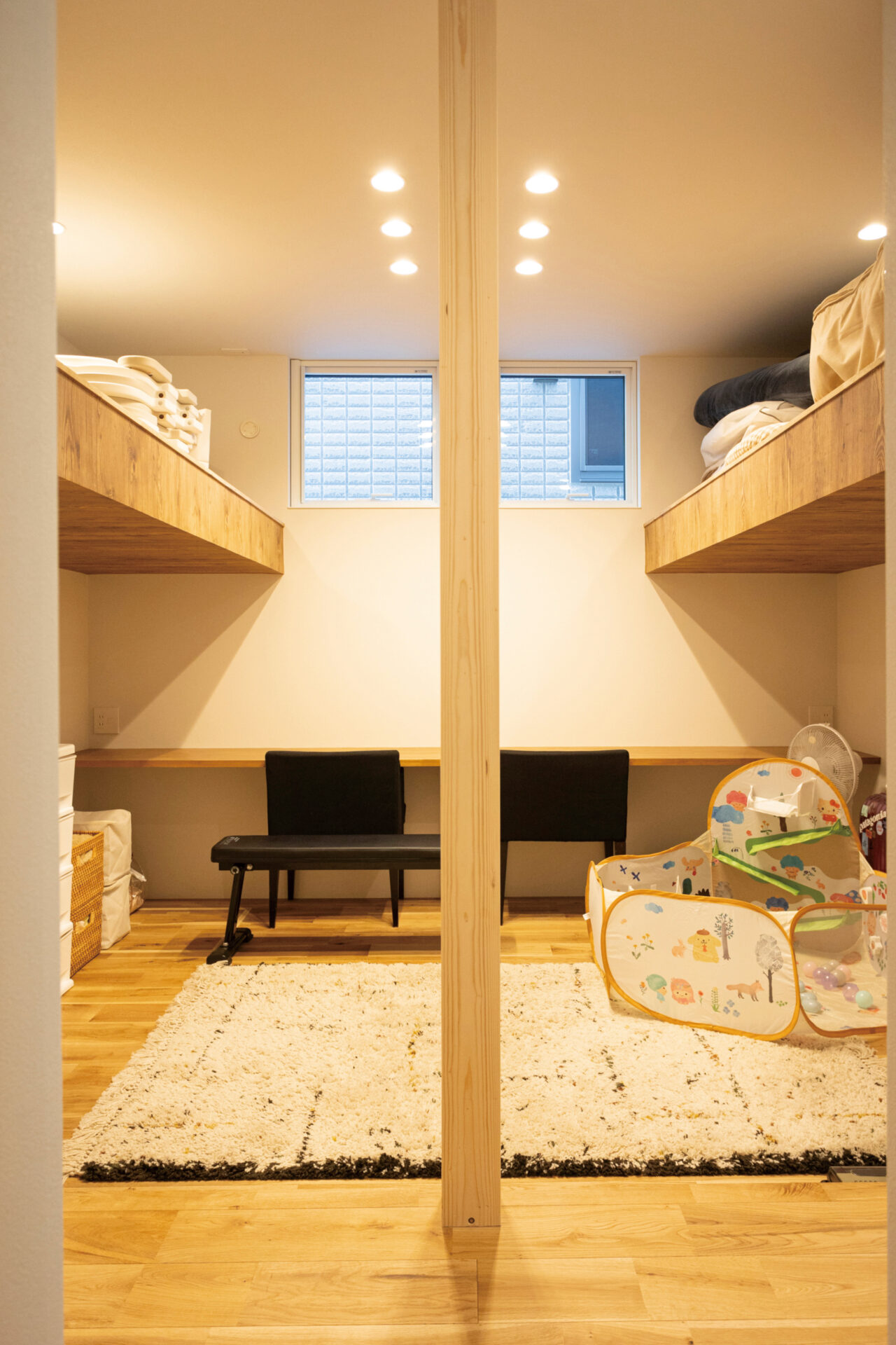 上部に収納のある子ども部屋