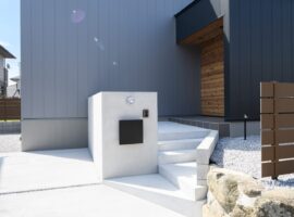 木塀、下屋、母屋が重なりあうモダンな外観