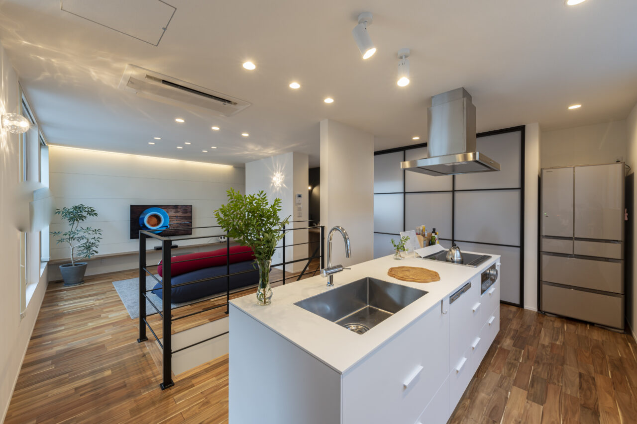 2階のすべての場所が見渡せるアイランドキッチン