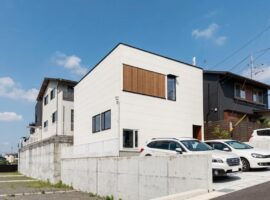 木の格子がアクセントの外観